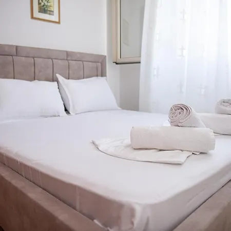 Apartamen Me Qera 아파트