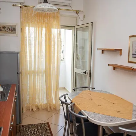 Apartamen Me Qera דירה *