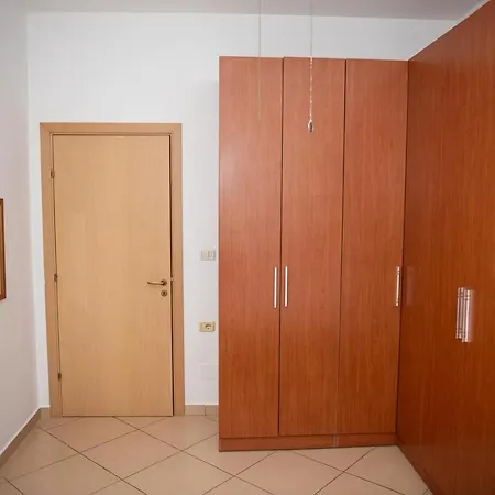 Apartamen Me Qera דירה *